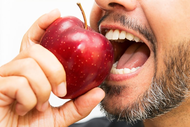 muskarac grize jabuku-zubi