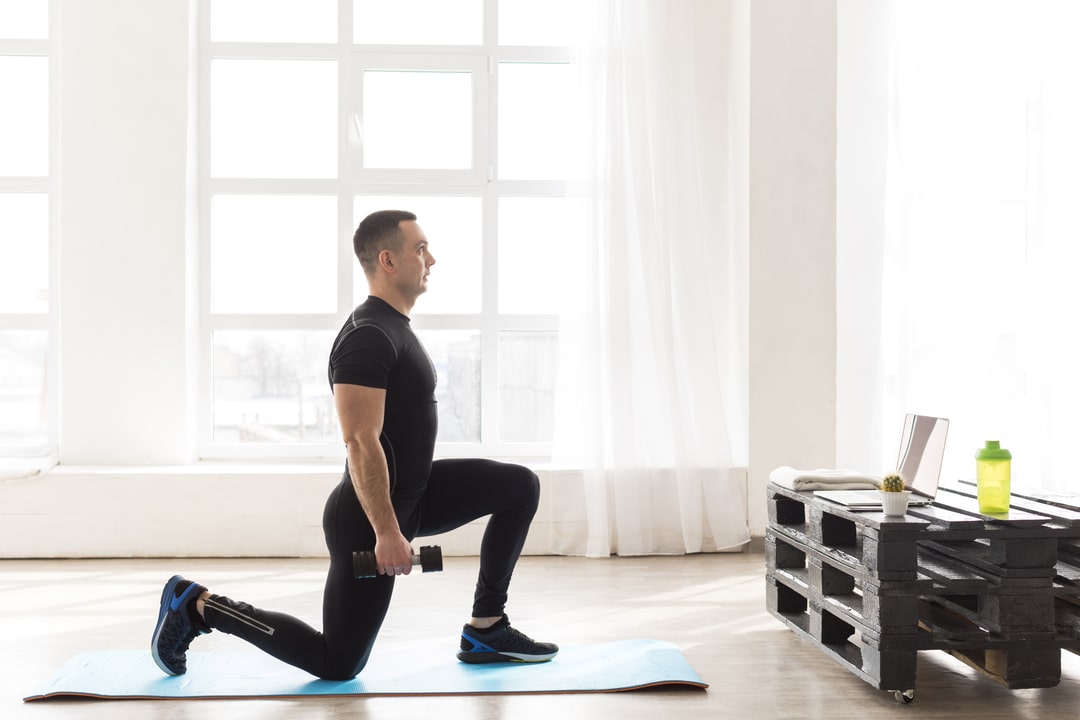 Muskarac trenira u fitnes studiu.