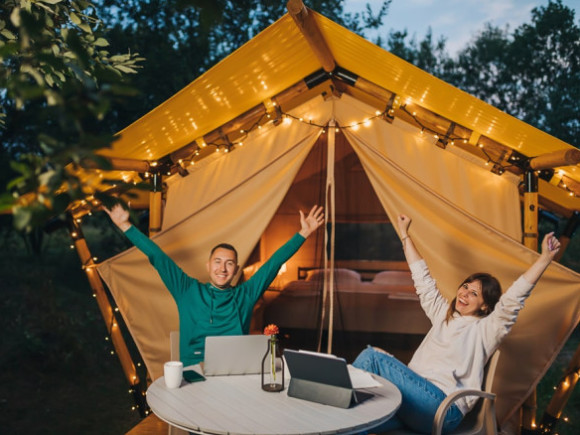 U čemu uživaju mlađe generacije? Luksuzni glamping sve popularniji među mladima