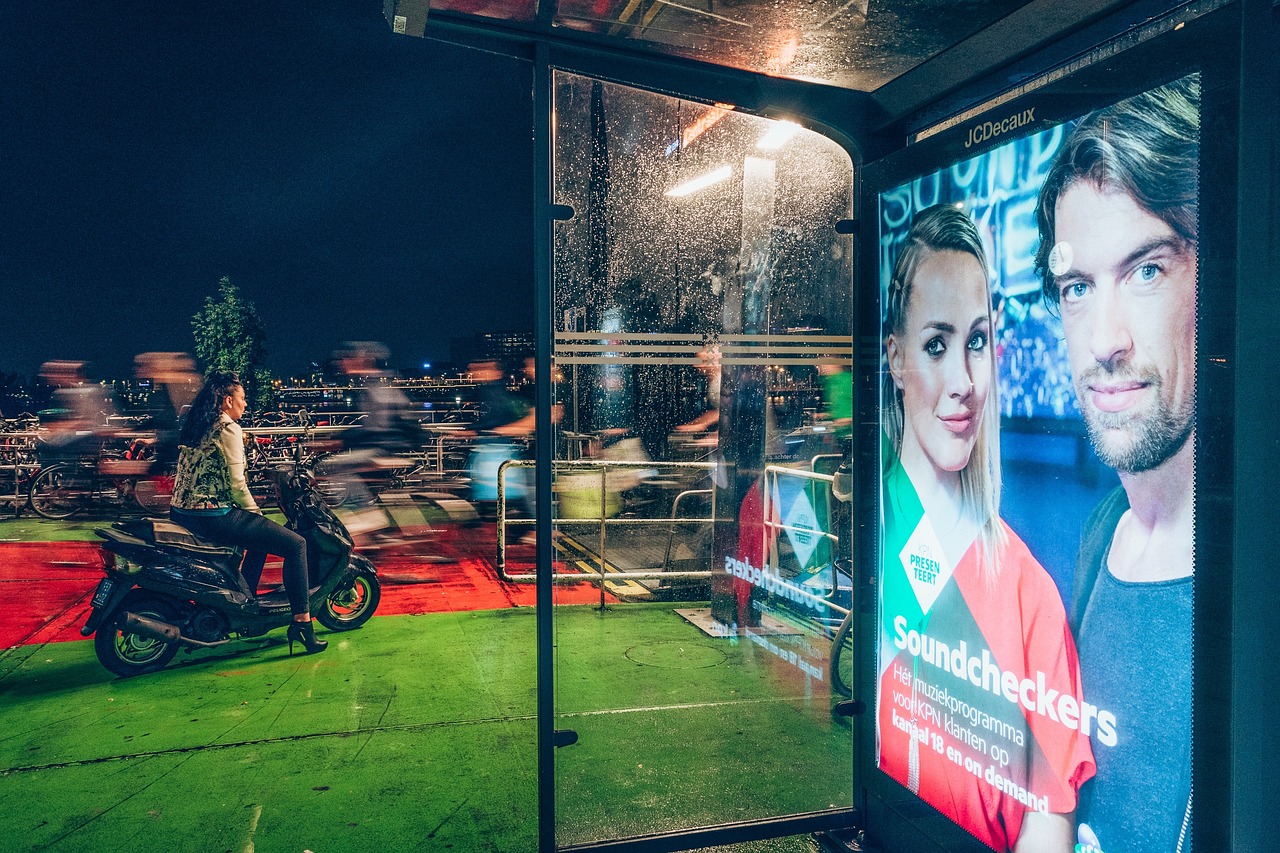 Bilbord u gradu noći