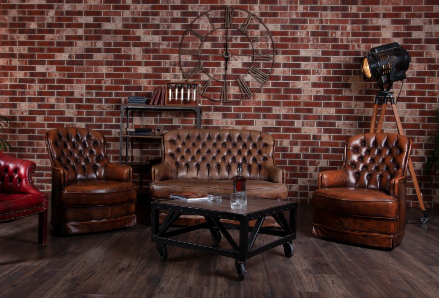 Luksuzni kožni nameštaj u dnevnoj sobi sa zidom od cigle