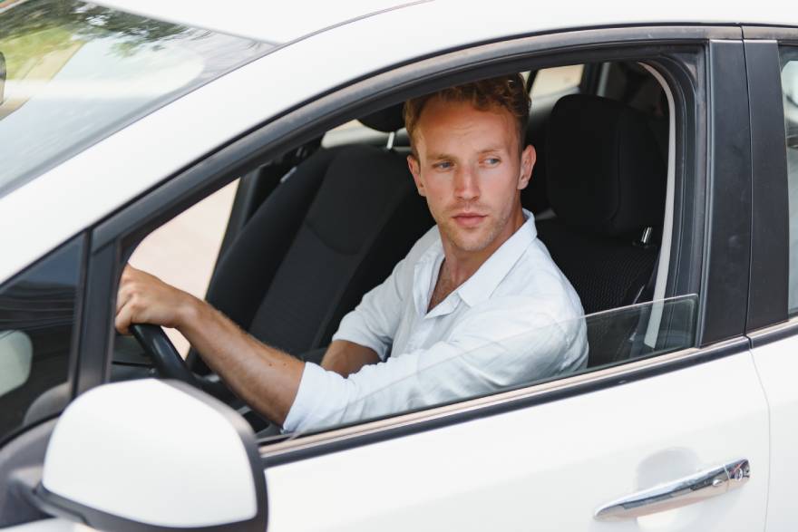 Mladi momak vozi auto