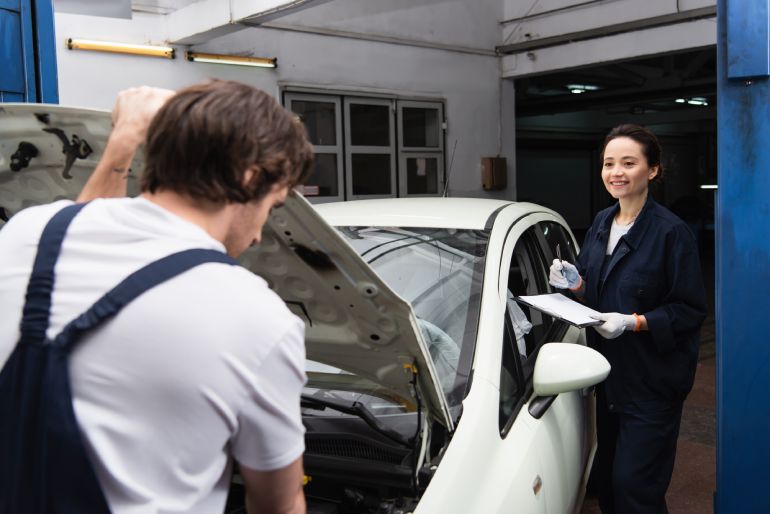 žena-i-muškarac-obavljaju-auto-servis